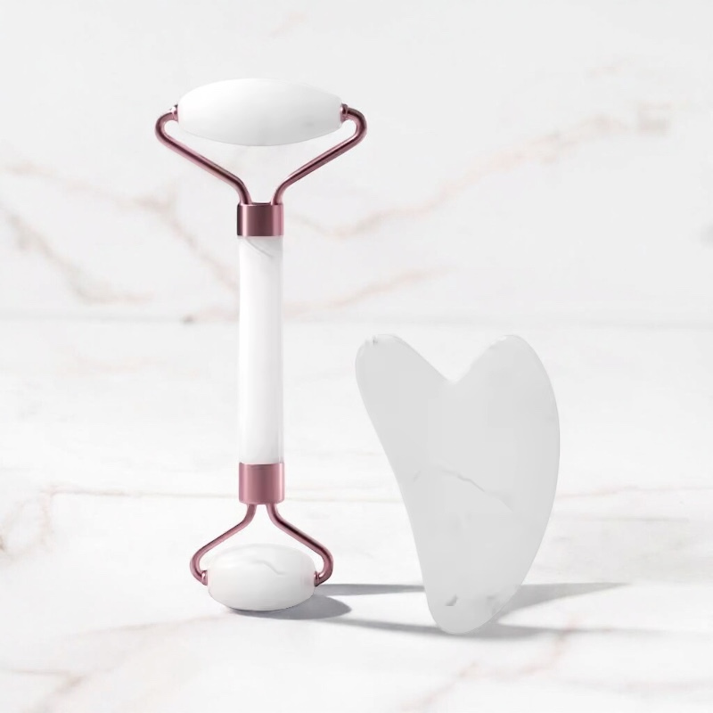 Outil Gua-Sha et rouleau pour massage visage et cou, stimule la circulation, réduit poches et tensions, rituel beauté naturel.