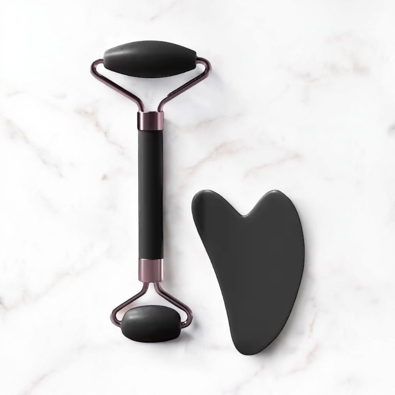 Outil Gua-Sha et rouleau pour massage visage et cou, peau lisse et éclatante.
